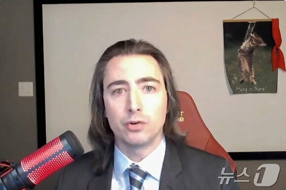 본문 이미지 - 키스 질이 유튜브 방송을 하고 있는 모습 - 유튜브 갈무리