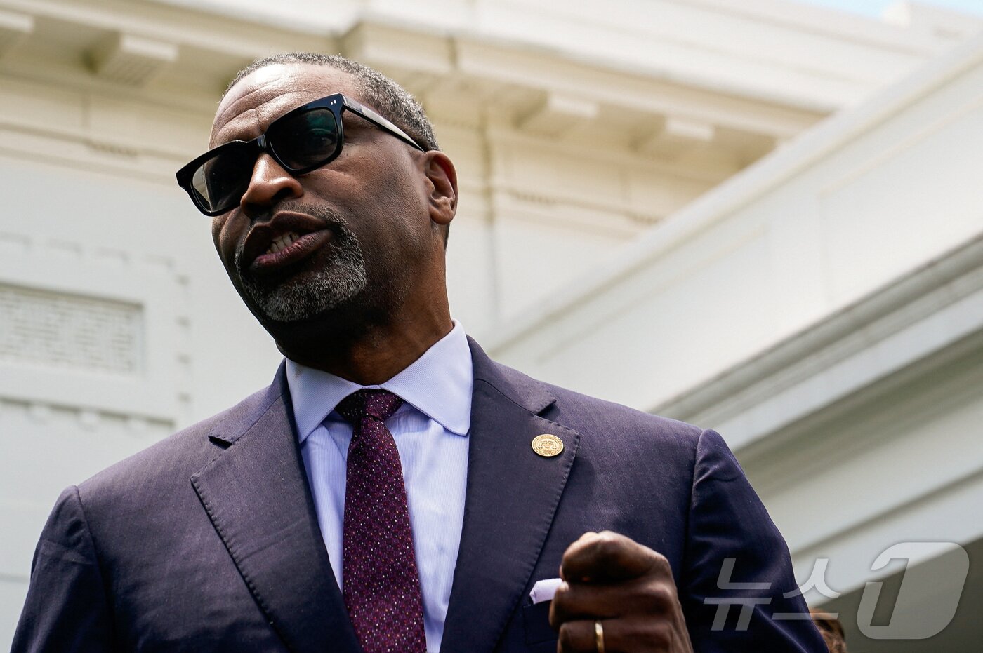 본문 이미지 - 16일&#40;현지시간&#41; 데릭 존슨 전미유색인지위향상협회&#40;NAACP&#41; 대표가 백악관에서 발언하고 있는 모습. 2024.05.16. ⓒ 로이터=뉴스1 ⓒ News1 정윤영 기자