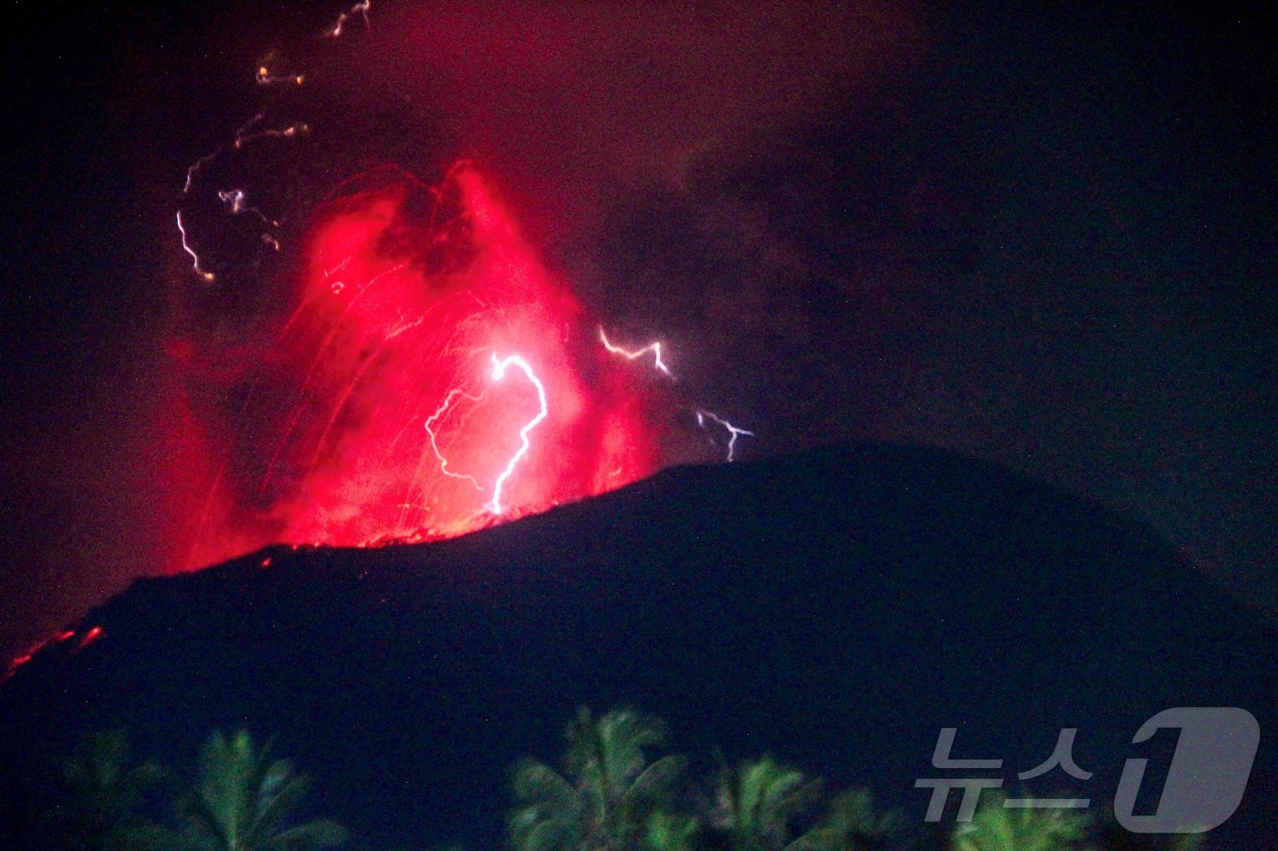 (할마헤라 AFP=뉴스1) 우동명 기자 = 6일(현지시간) 인도네시아 북말루쿠주 할마헤라 섬에 있는 이부 화산이 분화해 붉은 용암을 분출하고 있다. 2024.06.07ⓒ AFP=뉴 …