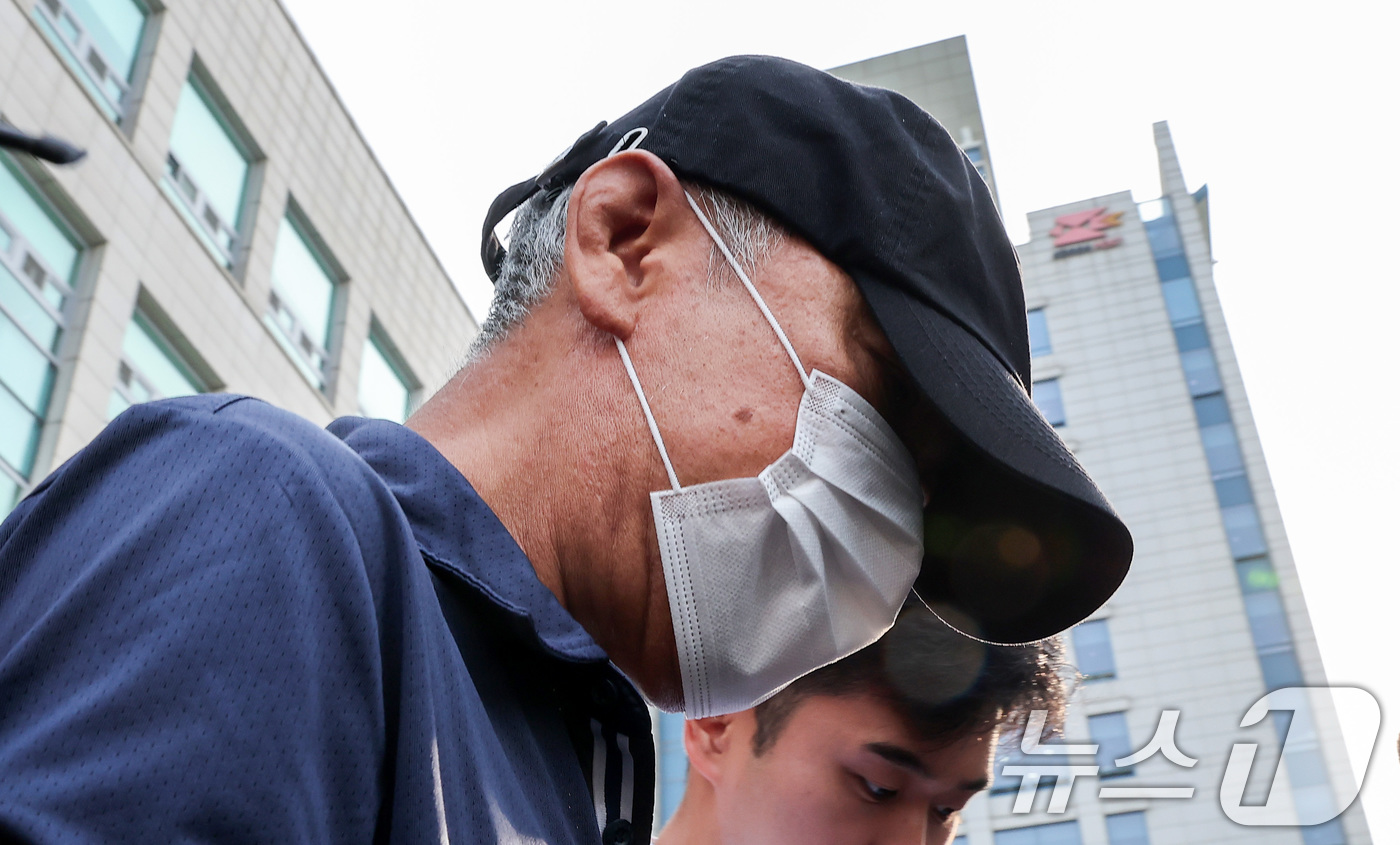 (서울=뉴스1) 김성진 기자 = 서울 강남의 한 오피스텔에서 모녀를 흉기로 찔러 살해한 박학선이 7일 서울 강남구 수서경찰서에서 나와 검찰로 송치되고 있다.박학선은 지난달 30일 …