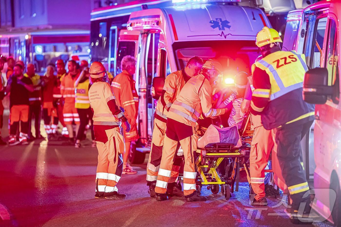 (파르두비체 AFP=뉴스1) 우동명 기자 = 5일(현지시간) 체코 파르두비체에서 고속 여객열차가 화물 열차와 정면으로 충돌해 4명이 숨진 현장서 의료진이 부상자를 치료하고 있다. …