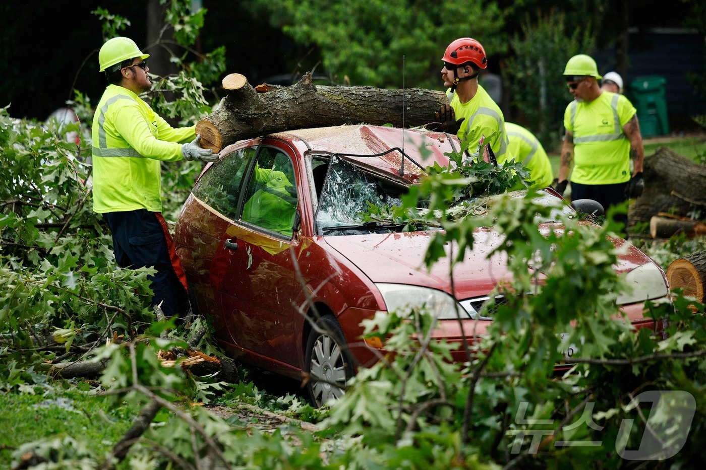 (게이더스버그 AFP=뉴스1) 우동명 기자 = 6일(현지시간) 토네이도가 강타한 메릴랜드주 게이더스버그에서 쓰러진 나무가 덮쳐 부서진 차량이 보인다. 2024.06.07ⓒ AFP= …
