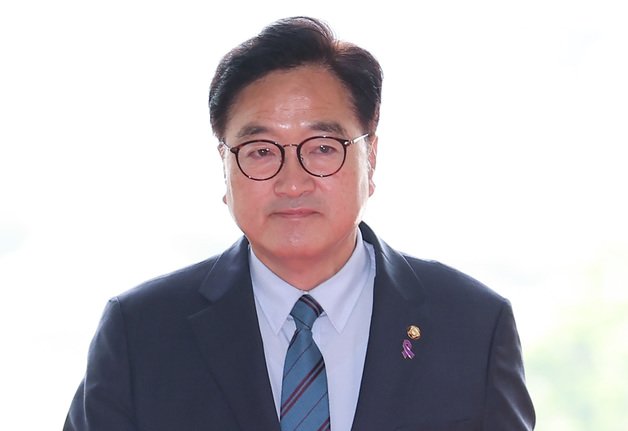 본문 이미지 - 우원식 신임 국회의장이 7일 오전 서울 여의도 국회로 출근하고 있다. 2024.6.7/뉴스1 ⓒ News1 김민지 기자