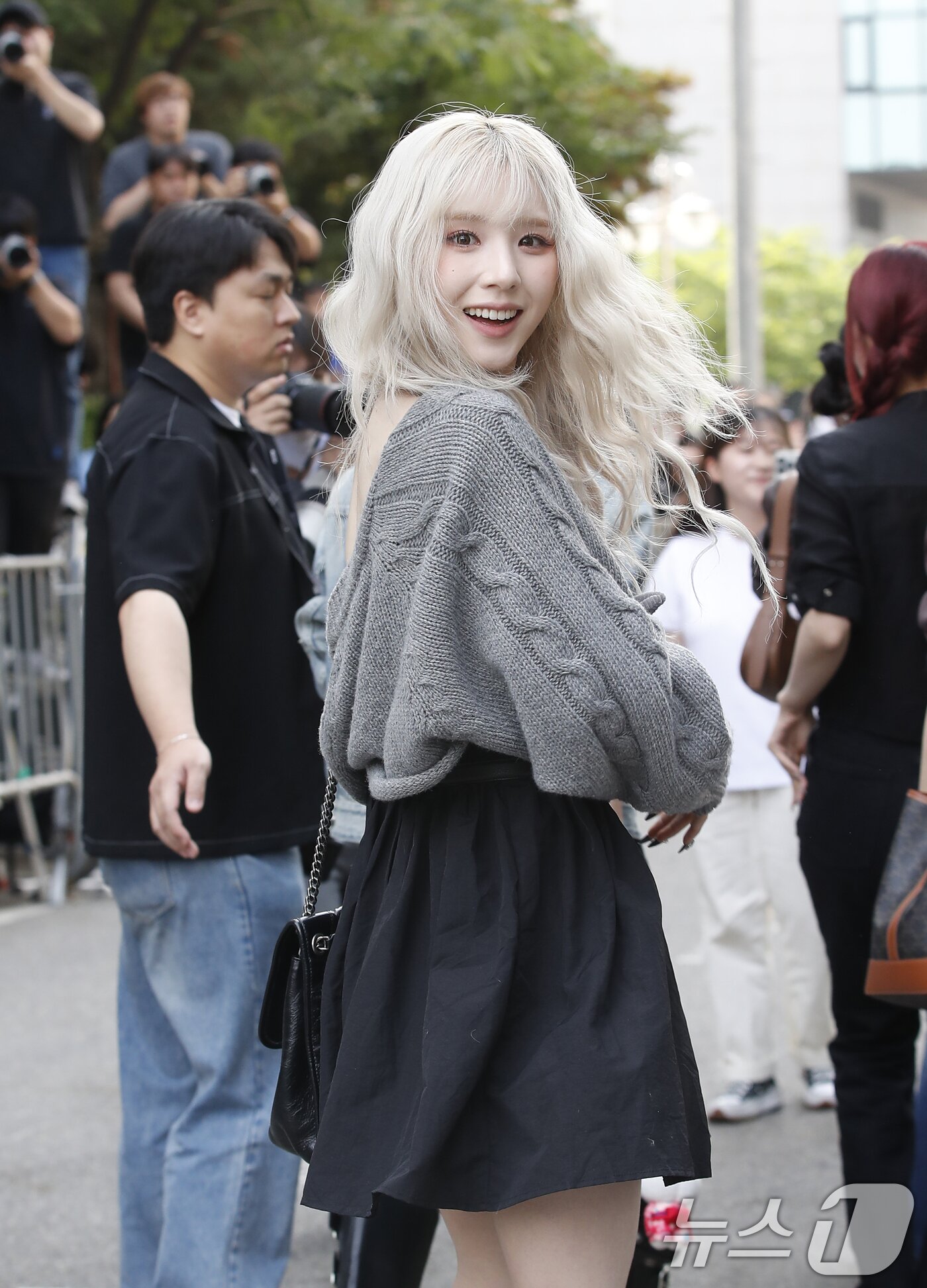 본문 이미지 - 아르테미스 희진이 음악방송 &#39;뮤직뱅크&#39;&#40;뮤뱅&#41;를 위해 7일 오전 서울 영등포구 KBS 신관 공개홀에 도착해 인사를 하고 있다. ⓒ News1 권현진 기자