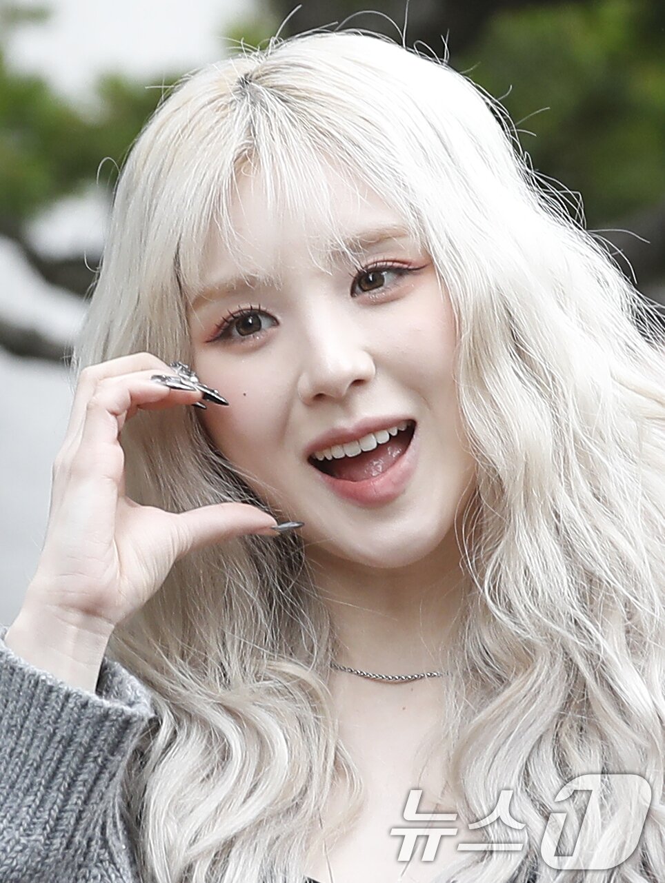 본문 이미지 - 아르테미스 희진이 음악방송 &#39;뮤직뱅크&#39;&#40;뮤뱅&#41;를 위해 7일 오전 서울 영등포구 KBS 신관 공개홀에 도착해 볼 하트로 인사를 하고 있다. ⓒ News1 권현진 기자