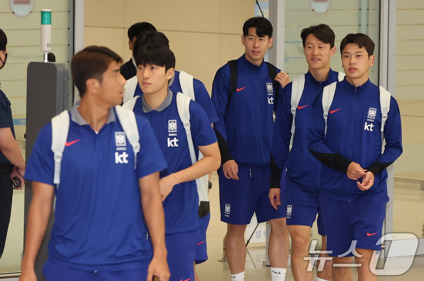 본문 이미지 - 손흥민을 비롯한 대한민국 축구 국가대표팀 선수들이 7일 오전 인천국제공항 제2터미널을 통해 귀국하고 있다. 대표팀은 지난 6일&#40;한국시간&#41; 싱가포르 내셔널 스타디움에서 열린 싱가포르와의 2026 북중미 월드컵 아시아 2차 예선 C조 5차전에서 7-0 승리를 거뒀다. 2024.6.7/뉴스1 ⓒ News1 김도우 기자