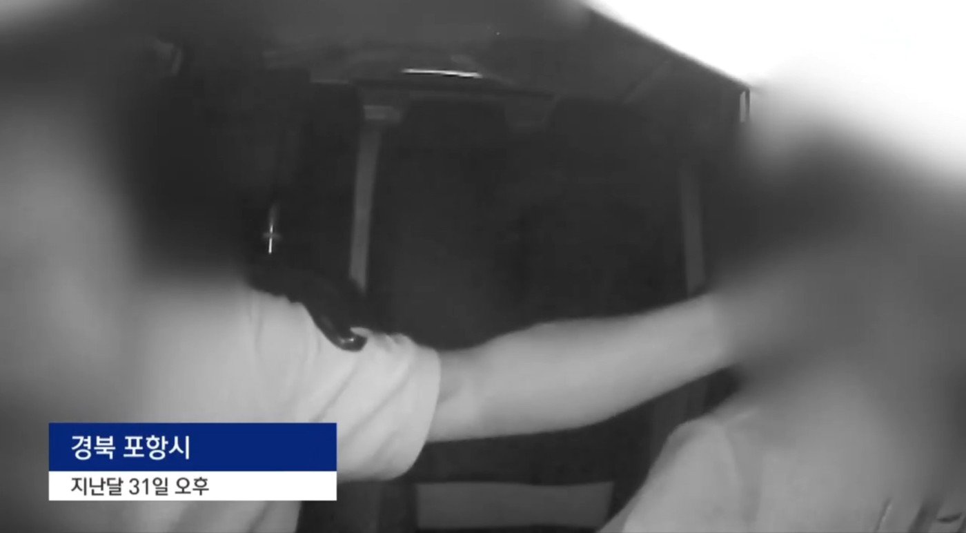 본문 이미지 - 승객이 A 씨 귀를 잡아당기는 장면. (채널A 갈무리)