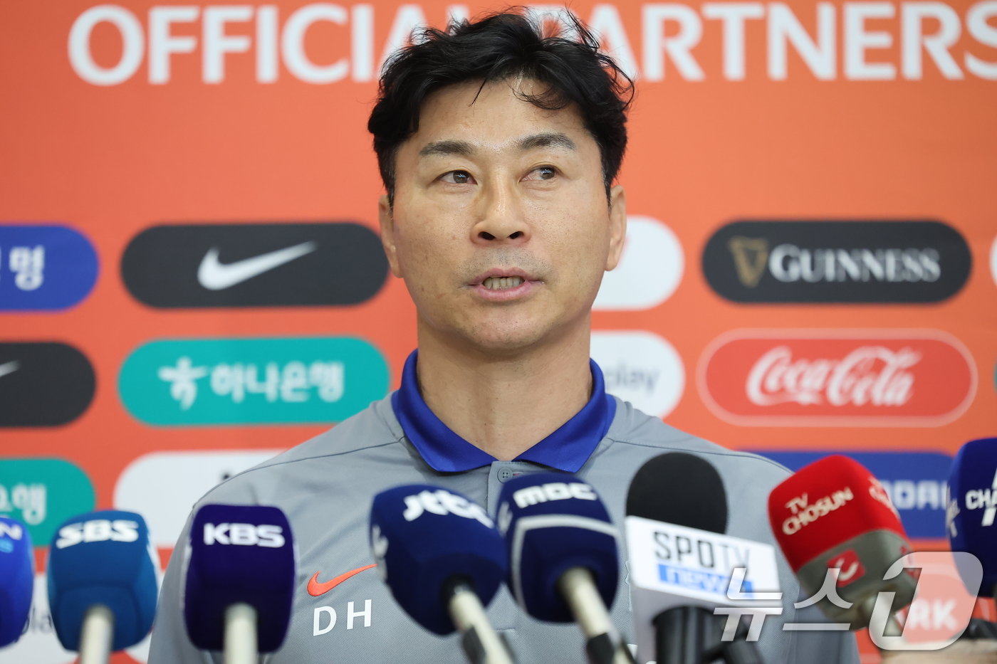 본문 이미지 - 김도훈 대한민국 축구 국가대표팀 임시감독이 7일 오전 인천국제공항 제2터미널을 통해 귀국하며 취재진 질문에 답하고 있다. 2024.6.7/뉴스1 ⓒ News1 김도우 기자