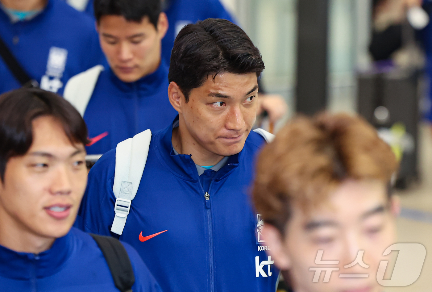 (인천공항=뉴스1) 김도우 기자 = 대한민국 축구 국가대표팀 주민규가 7일 오전 인천국제공항 제2터미널을 통해 귀국하고 있다.대표팀은 지난 6일(한국시간) 싱가포르 내셔널 스타디 …