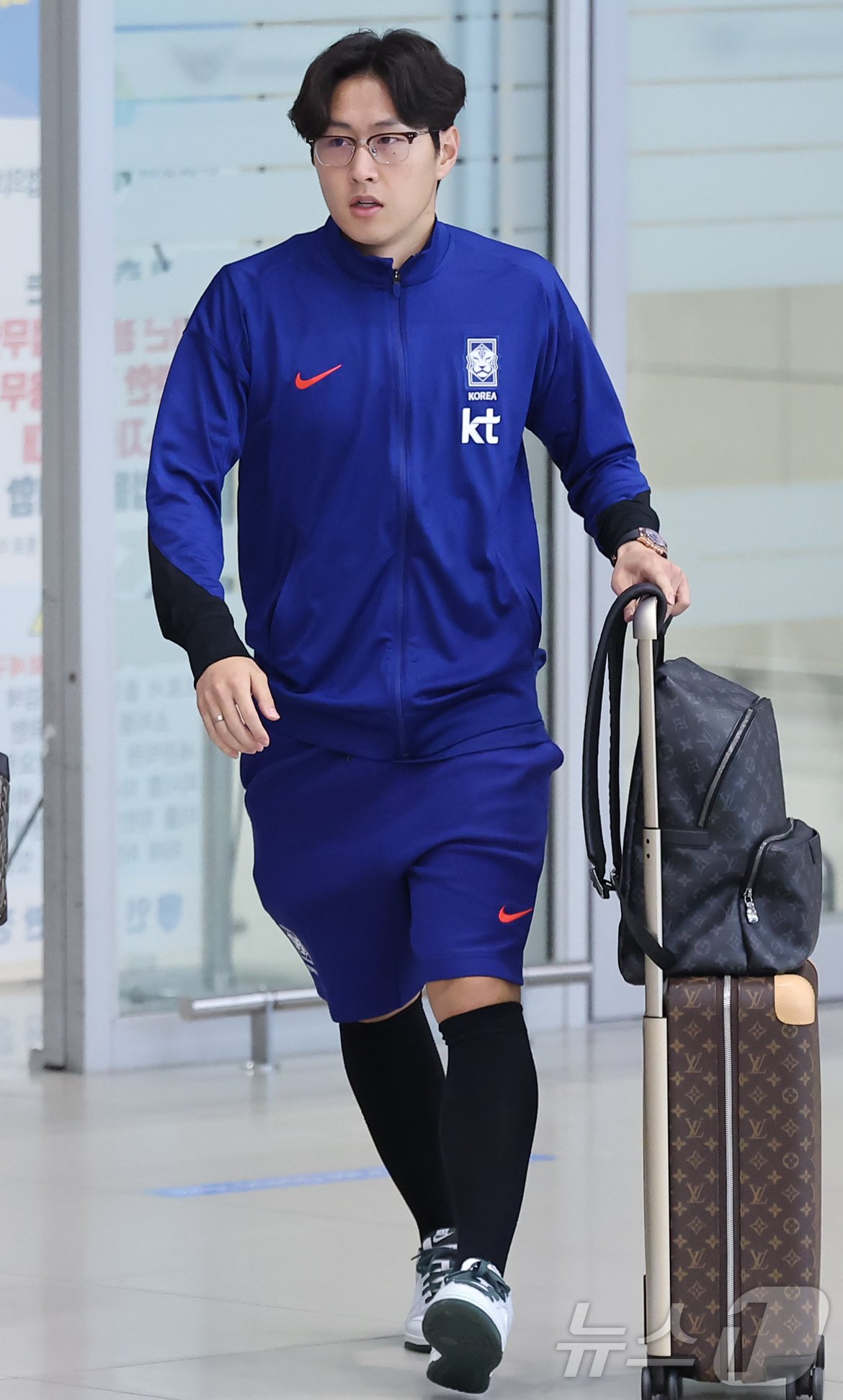 본문 이미지 - 대한민국 축구 국가대표팀 이강인이 7일 오전 인천국제공항 제2터미널을 통해 귀국하고 있다.  2024.6.7/뉴스1 ⓒ News1 김도우 기자