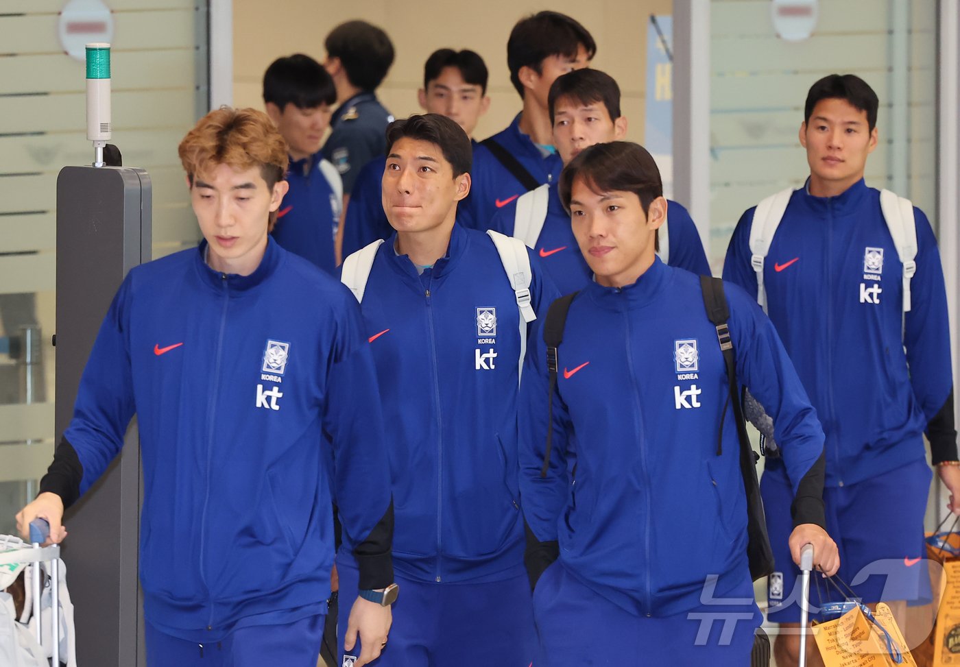 본문 이미지 - 주민규를 비롯한 대한민국 축구 국가대표팀 선수들이 7일 오전 인천국제공항 제2터미널을 통해 귀국하고 있다.2024.6.7/뉴스1 ⓒ News1 김도우 기자