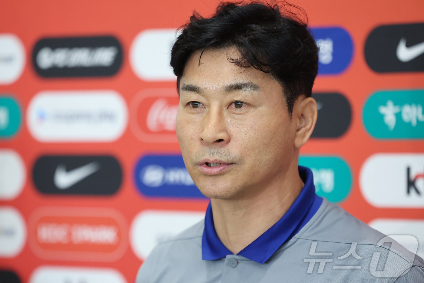 본문 이미지 - 김도훈 대한민국 축구 국가대표팀 임시감독이 7일 오전 인천국제공항 제2터미널을 통해 귀국하며 취재진 질문에 답하고 있다.  2024.6.7/뉴스1 ⓒ News1 김도우 기자