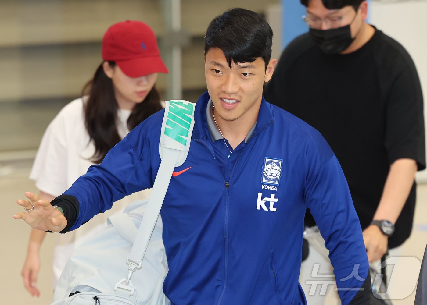 본문 이미지 - 대한민국 축구 국가대표팀 황희찬이 7일 오전 인천국제공항 제2터미널을 통해 귀국하고 있다.  2024.6.7/뉴스1 ⓒ News1 김도우 기자