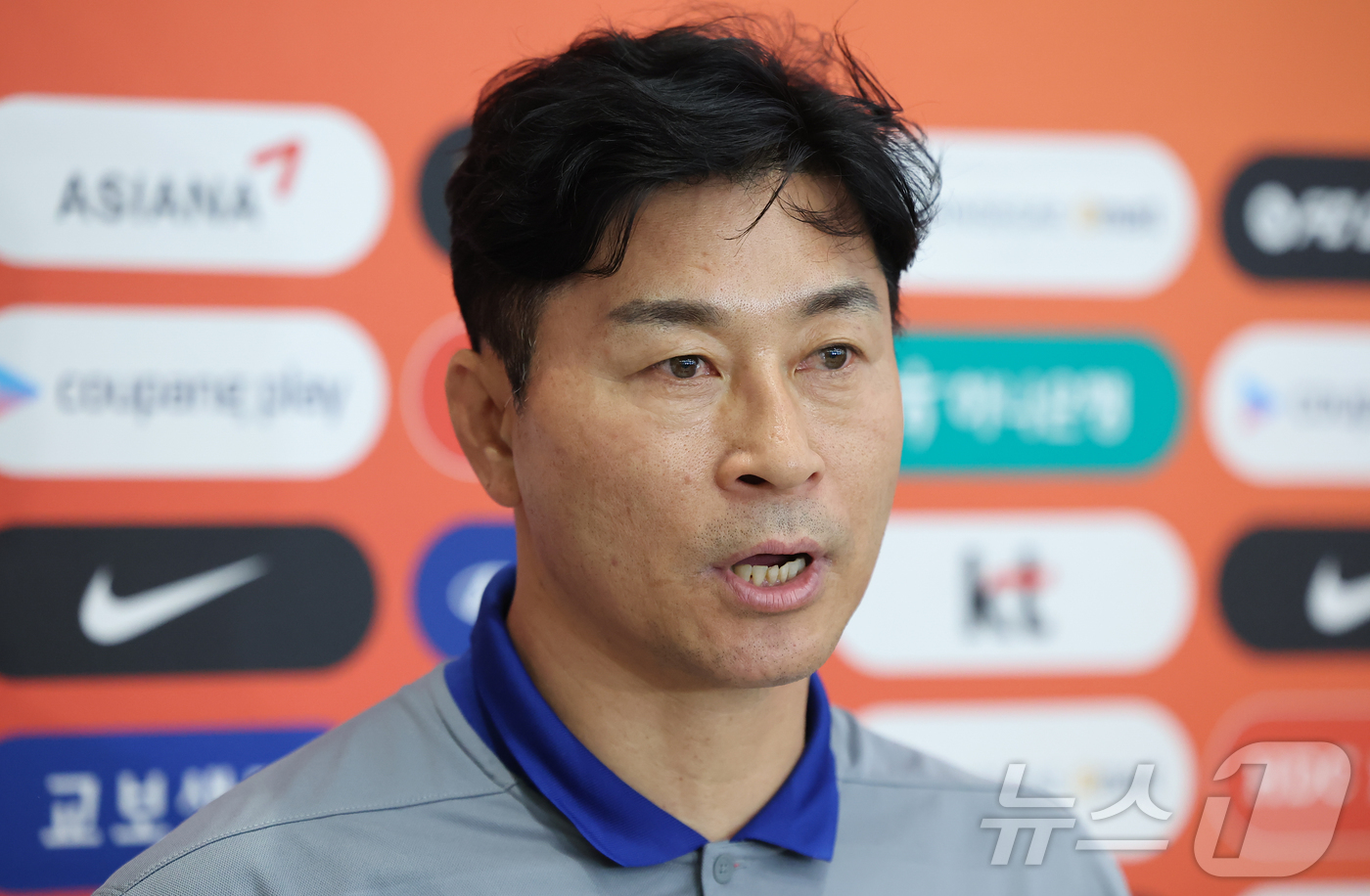 (인천공항=뉴스1) 김도우 기자 = 김도훈 대한민국 축구 국가대표팀 임시감독이 7일 오전 인천국제공항 제2터미널을 통해 귀국하며 취재진 질문에 답하고 있다.대표팀은 지난 6일(한국 …