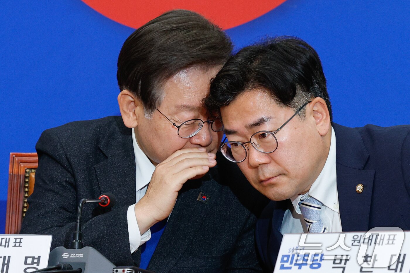 본문 이미지 - 이재명 더불어민주당 대표&#40;왼쪽&#41;와 박찬대 원내대표가 7일 서울 여의도 국회에서 열린 최고위원회의에서 대화하고 있다. 2024.6.7/뉴스1 ⓒ News1 안은나 기자