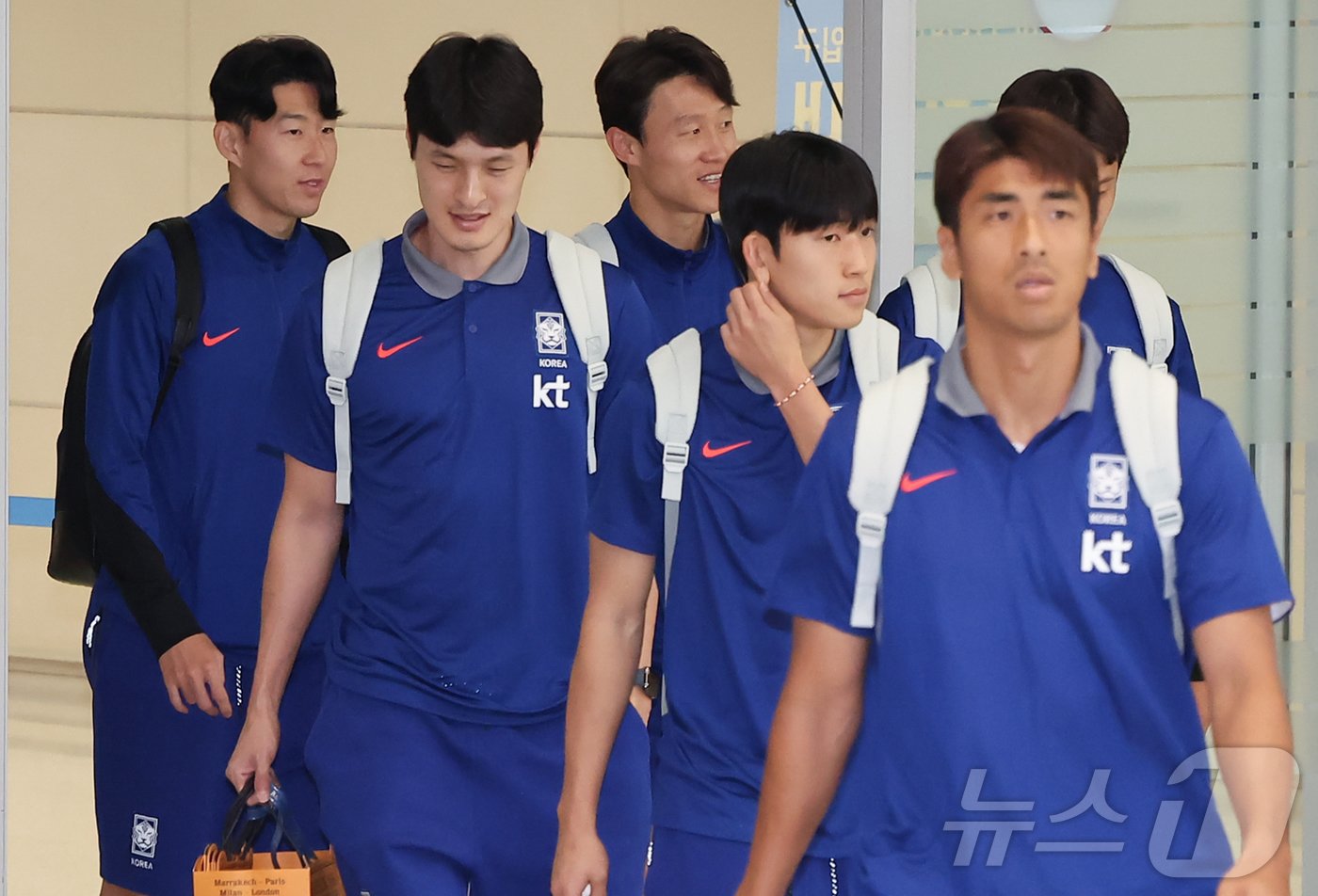 본문 이미지 - 손흥민 비롯한 대한민국 축구 국가대표팀 선수들이 7일 오전 인천국제공항 제2터미널을 통해 귀국하고 있다.  2024.6.7/뉴스1 ⓒ News1 김도우 기자