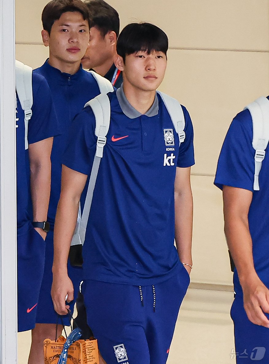 본문 이미지 - 대한민국 축구 국가대표팀 배준호가 7일 오전 인천국제공항 제2터미널을 통해 귀국하고 있다. 대표팀은 지난 6일(한국시간) 싱가포르 내셔널 스타디움에서 열린 싱가포르와의 2026 북중미 월드컵 아시아 2차 예선 C조 5차전에서 7-0 승리를 거뒀다. 2024.6.7/뉴스1 ⓒ News1 김도우 기자