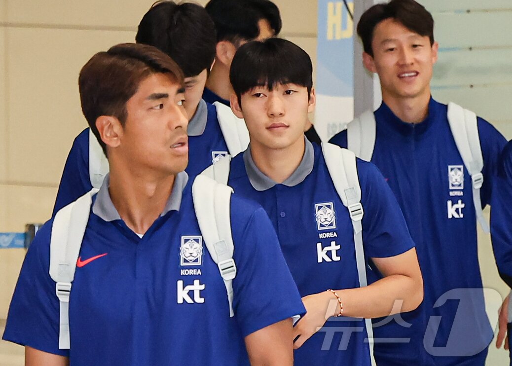 본문 이미지 - 대한민국 축구 국가대표팀 배준호가 7일 오전 인천국제공항 제2터미널을 통해 귀국하고 있다. 대표팀은 지난 6일(한국시간) 싱가포르 내셔널 스타디움에서 열린 싱가포르와의 2026 북중미 월드컵 아시아 2차 예선 C조 5차전에서 7-0 승리를 거뒀다. 2024.6.7/뉴스1 ⓒ News1 김도우 기자