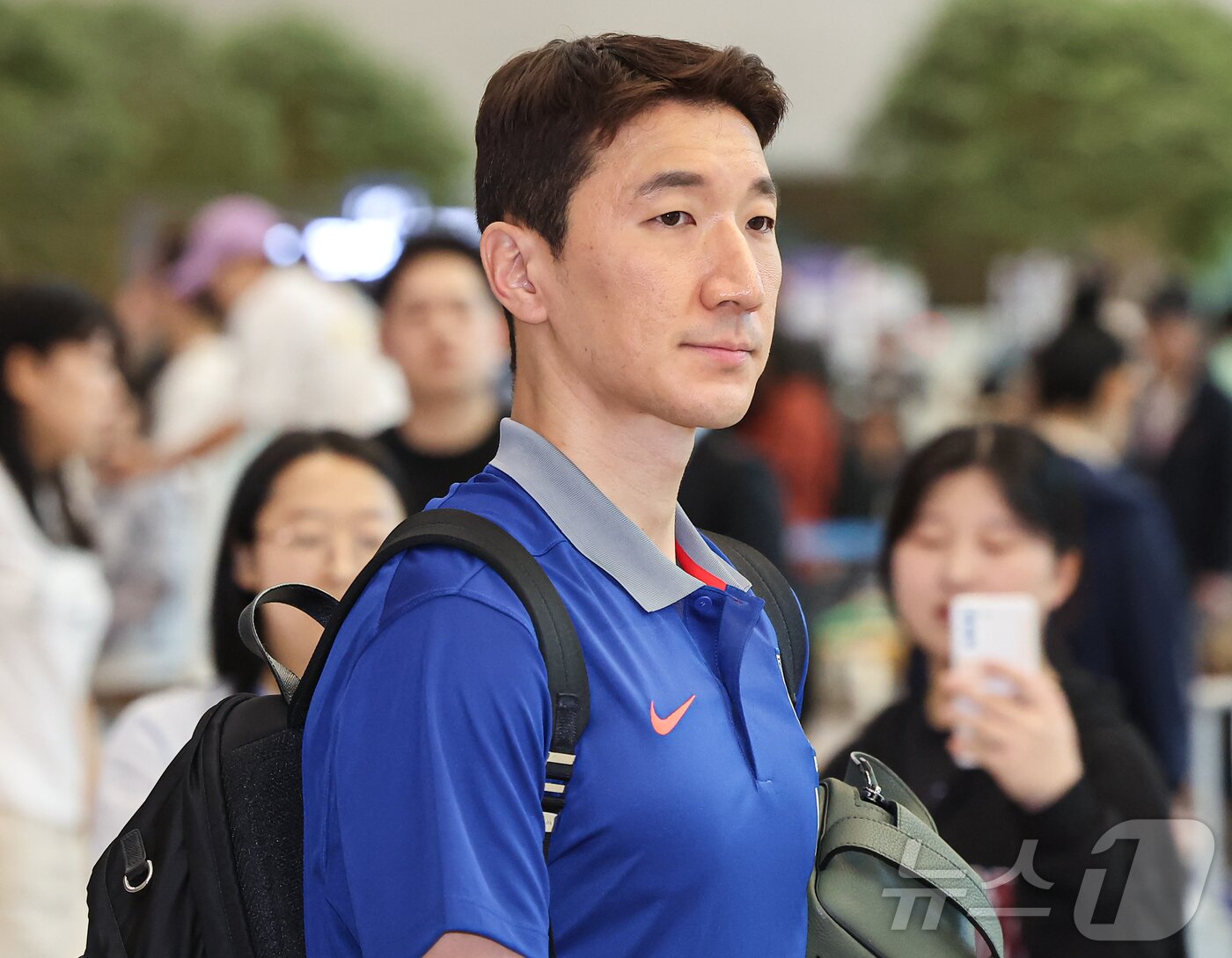 본문 이미지 - 대한민국 축구 국가대표팀 정우영이 7일 오전 인천국제공항 제2터미널을 통해 귀국하고 있다. 대표팀은 지난 6일&#40;한국시간&#41; 싱가포르 내셔널 스타디움에서 열린 싱가포르와의 2026 북중미 월드컵 아시아 2차 예선 C조 5차전에서 7-0 승리를 거뒀다. 2024.6.7/뉴스1 ⓒ News1 김도우 기자