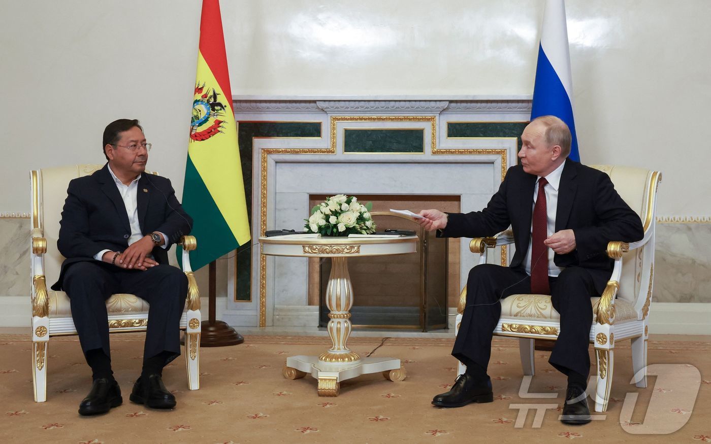 (상트페테르부르크 AFP=뉴스1) 우동명 기자 = 블라디미르 푸틴 러시아 대통령이 6일(현지시간) 상트페테르부르크 국제경제포럼(SPIEF) 중 루이스 아르세 볼리비아 대통령과 회담 …