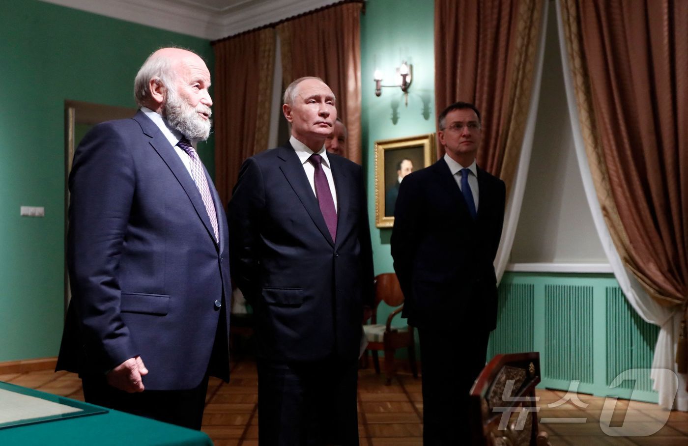 (푸시킨 AFP=뉴스1) 우동명 기자 = 블라디미르 푸틴 러시아 대통령이 6일(현지시간) 푸시킨에 있는 차르스코예 셀로 국립 박물관의 시인 알렉산드르 푸시킨 탄생 225주년 기념 …