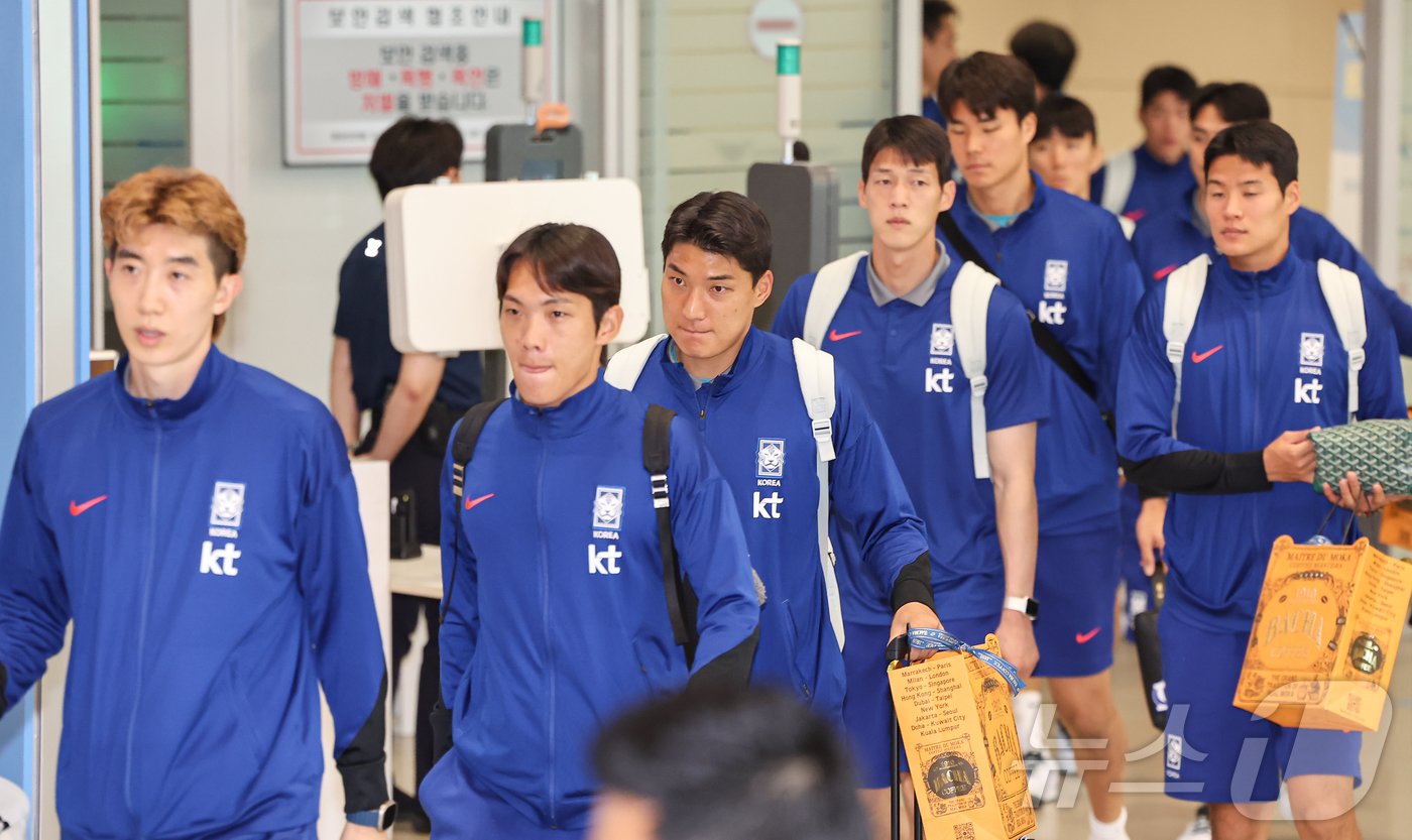 주민규를 비롯한 대한민국 축구 국가대표팀 선수들이 7일 오전 인천국제공항 제2터미널을 통해 귀국하고 있다. 대표팀은 지난 6일&#40;한국시간&#41; 싱가포르 내셔널 스타디움에서 열린 싱가포르와의 2026 북중미 월드컵 아시아 2차 예선 C조 5차전에서 7-0 승리를 거뒀다. 2024.6.7/뉴스1 ⓒ News1 김도우 기자