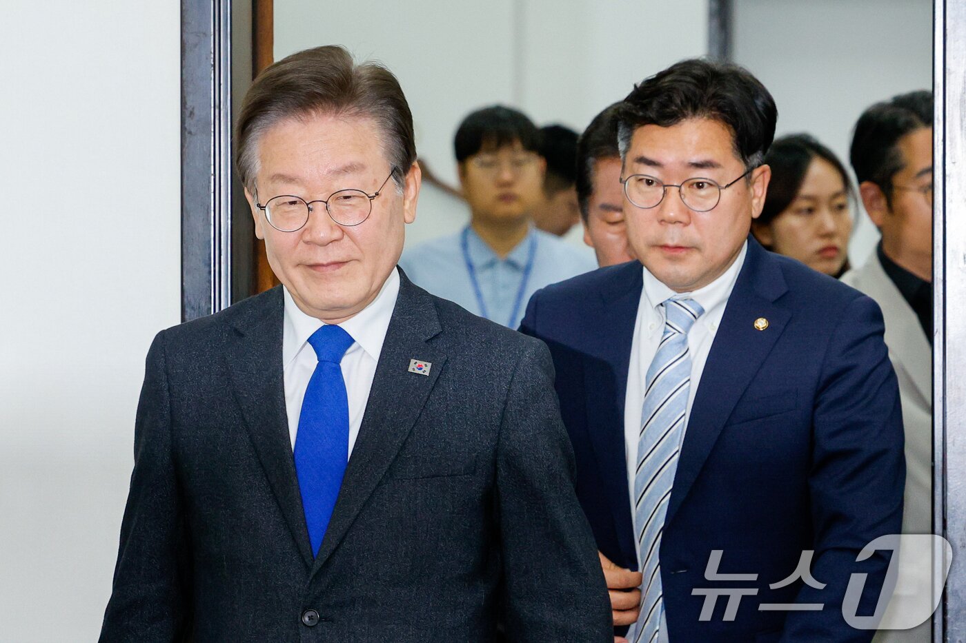 본문 이미지 - 이재명 더불어민주당 대표와 박찬대 원내대표가 7일 서울 여의도 국회에서 열린 최고위원회의에 입장하고 있다. 2024.6.7/뉴스1 ⓒ News1 안은나 기자