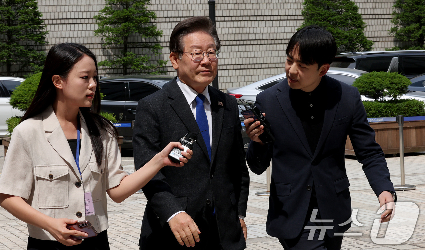 (서울=뉴스1) 장수영 기자 = 이재명 더불어민주당 대표가 7일 오전 서울 서초구 서울중앙지법에서 열린 대장동 배임 및 성남FC 뇌물 관련 특정범죄가중처벌등에관한법률위반(뇌물) 등 …