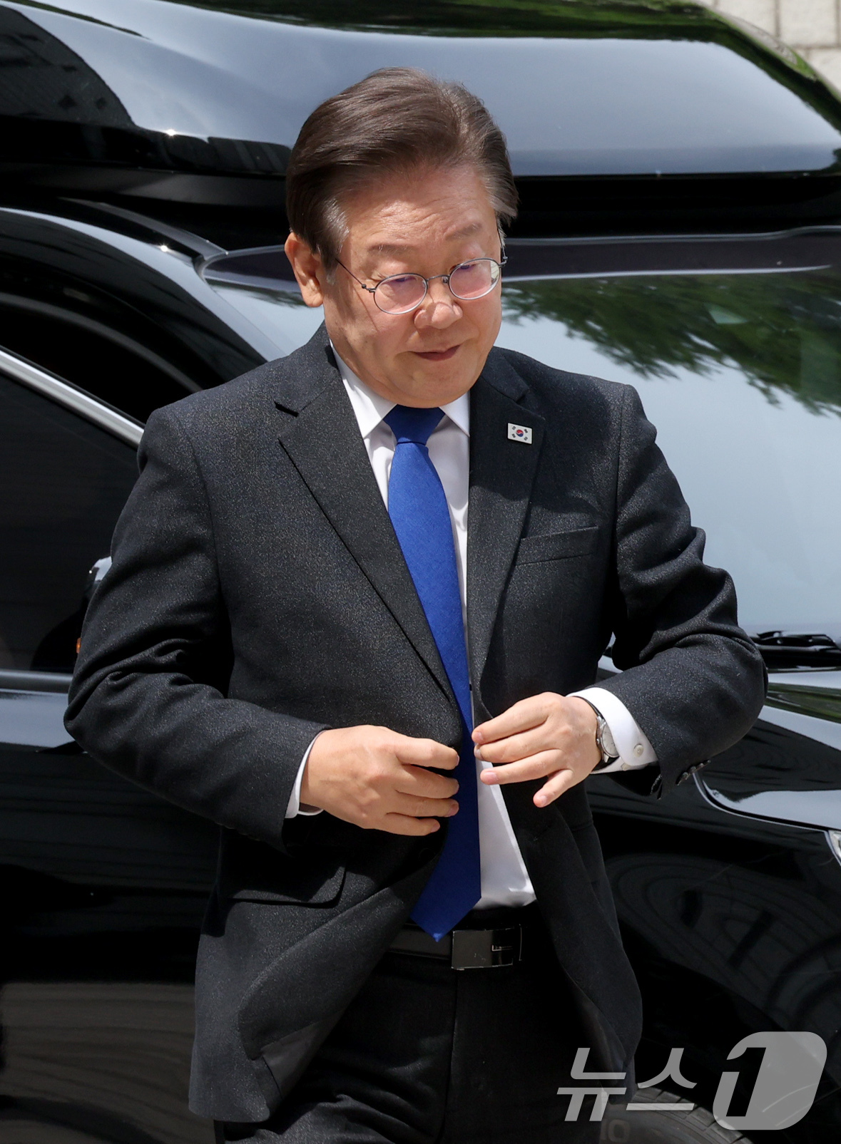 (서울=뉴스1) 장수영 기자 = 이재명 더불어민주당 대표가 7일 오전 서울 서초구 서울중앙지법에서 열린 대장동 배임 및 성남FC 뇌물 관련 특정범죄가중처벌등에관한법률위반(뇌물) 등 …
