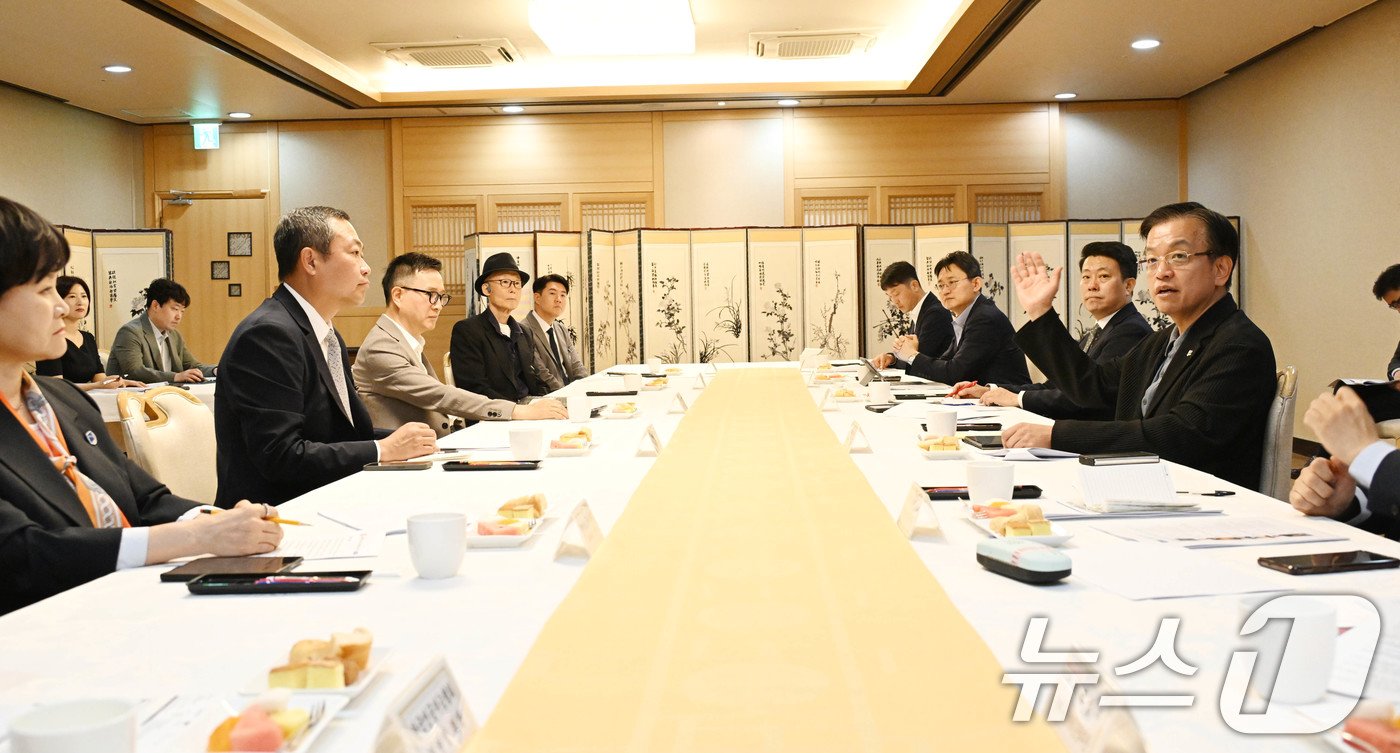 본문 이미지 - 최상목 경제부총리 겸 기획재정부 장관이 7일 서울 종로구 정부서울청사에서 열린 벤처업계 간담회를 주재하고 있다. (기획재정부 제공) 2024.6.7/뉴스1