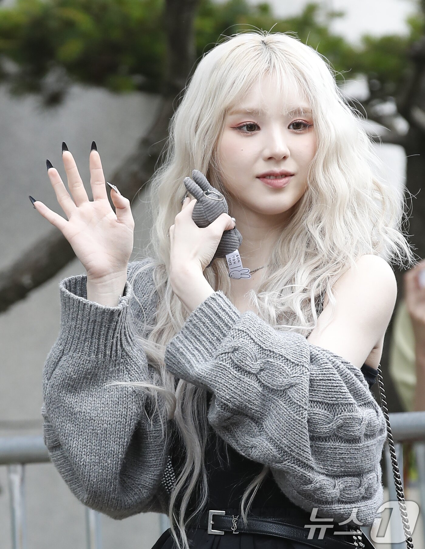 본문 이미지 - 아르테미스 희진이 음악방송 &#39;뮤직뱅크&#39;&#40;뮤뱅&#41;를 위해 7일 오전 서울 영등포구 KBS 신관 공개홀에 도착해 인사를 하고 있다. ⓒ News1 권현진 기자