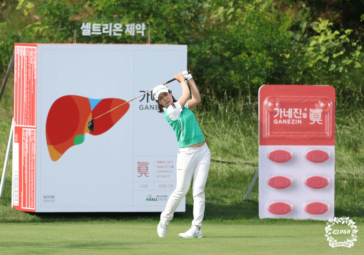 본문 이미지 - 박민지가 7일 강원도 양양 설해원에서 열린 '2024 셀트리온 퀸즈 마스터즈' 1라운드 12번 홀에서 티샷을 하고 있다. (KLPGT 제공) 2024.6.7/뉴스1