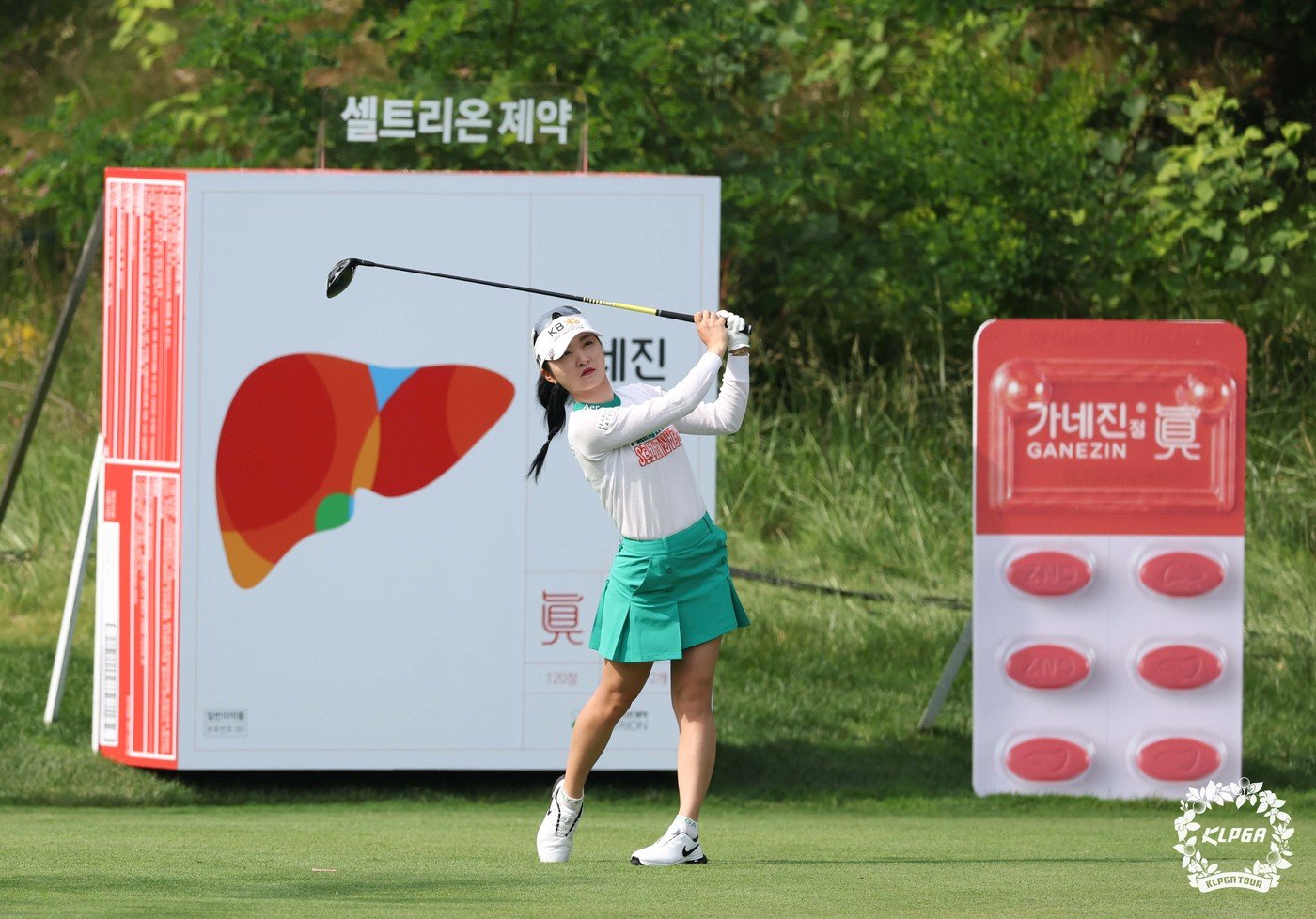 본문 이미지 - 이예원이 7일 강원도 양양 설해원에서 열린 '2024 셀트리온 퀸즈 마스터즈' 1라운드 12번 홀에서 티샷을 하고 있다. (KLPGT 제공) 2024.6.7/뉴스1