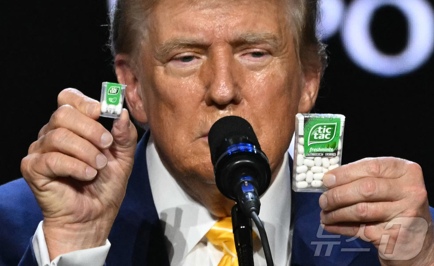 (피닉스 AFP=뉴스1) 우동명 기자 = 도널드 트럼프 전 미국 대통령이 6일(현지시간) 애리조나주 피닉스에서 열린 타운홀 행사에 참석해 인플레이션을 모방한 틱톡 박스를 들고 연설 …