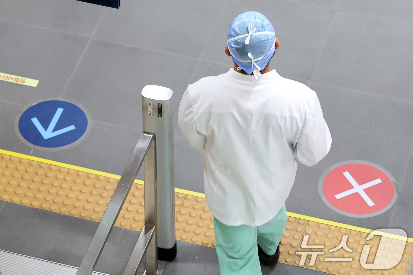 7일 서울 시내 한 대학병원에서 의료진이 발걸음을 옮기고 있다. 2024.6.7/뉴스1 ⓒ News1 이동해 기자