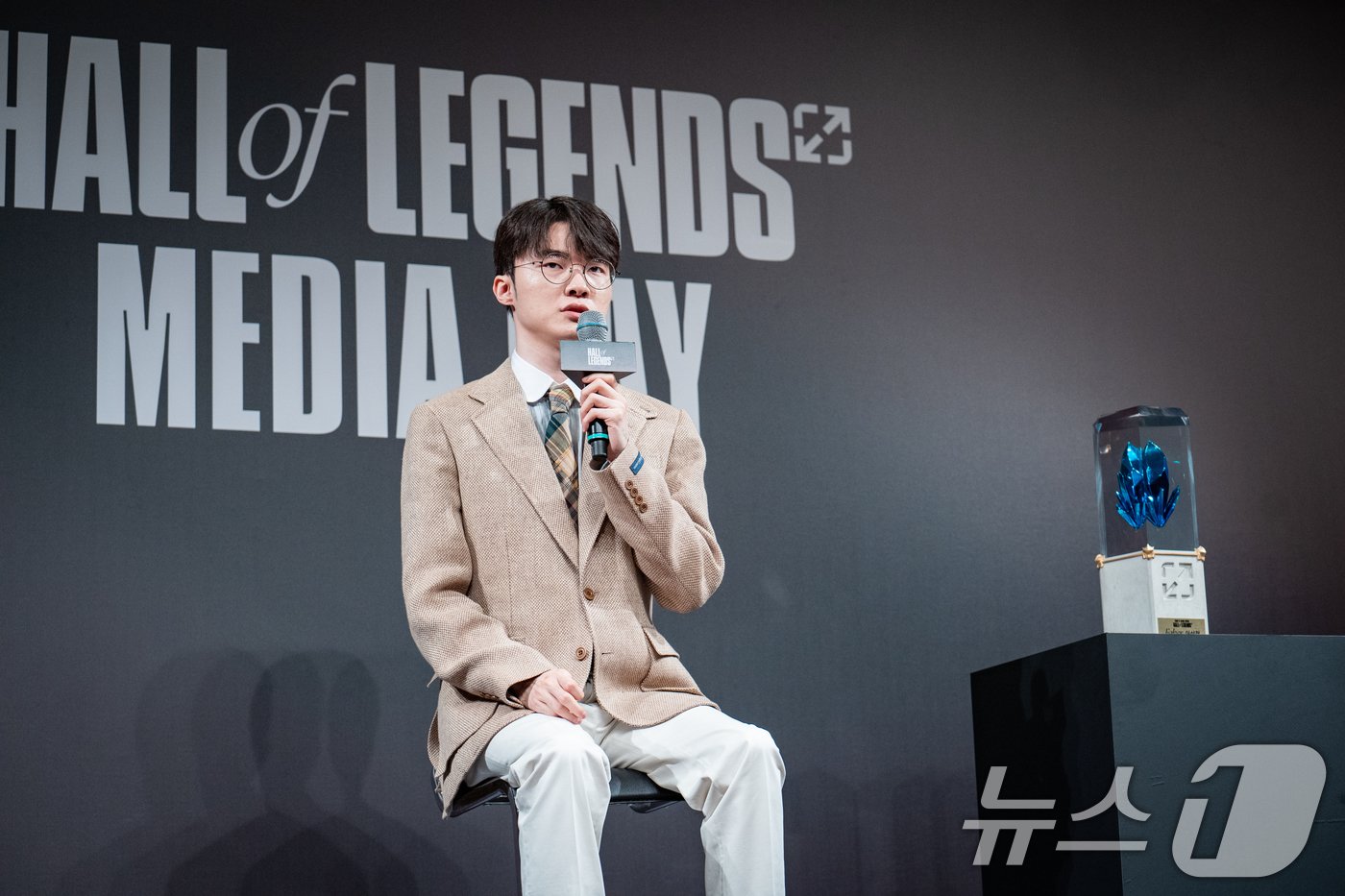 본문 이미지 - 리그 오브 레전드(LOL·롤) 프로게이머 '페이커' 이상혁이 지난 6일 오후 서울 중구 신라호텔 영빈관에서 열린 1대 '전설의 전당' 헌액식에서 소감을 밝히고 있다.  (라이엇 게임즈 제공) 2024.6.7/뉴스1