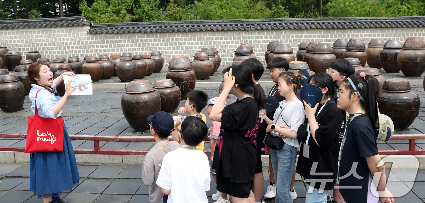 (서울=뉴스1) 김명섭 기자 = 7일 서울 종로구 경복궁에서 열린 '경복궁속으로' 맞춤형 관람행사에서 국립서울농학교 학생들이 해설사의 설명을 듣고 있다. 2024.6.7/뉴스1