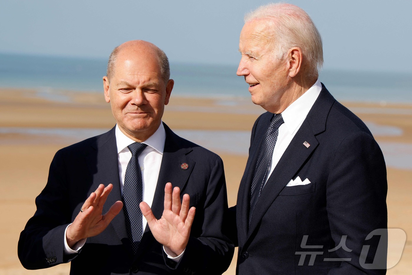 (생로랑 쉬르메르 AFP=뉴스1) 우동명 기자 = 조 바이든 미국 대통령이 6일(현지시간) 프랑스 생로랑 쉬르메르의 오바마 해변에서 열린 노르망디 상륙작전 80주년 기념식에 참석해 …