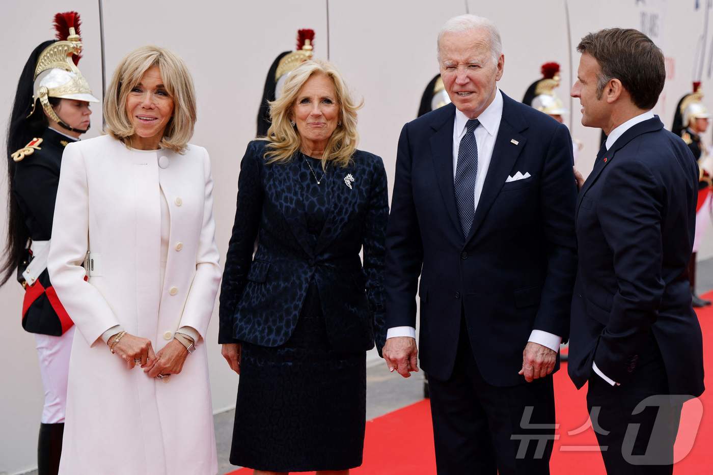 (생로랑 쉬르메르 AFP=뉴스1) 우동명 기자 = 조 바이든 미국 대통령과 부인 질 바이든 여사가 6일(현지시간) 프랑스 생로랑 쉬르메르의 오바마 해변에서 열린 노르망디 상륙작전 …