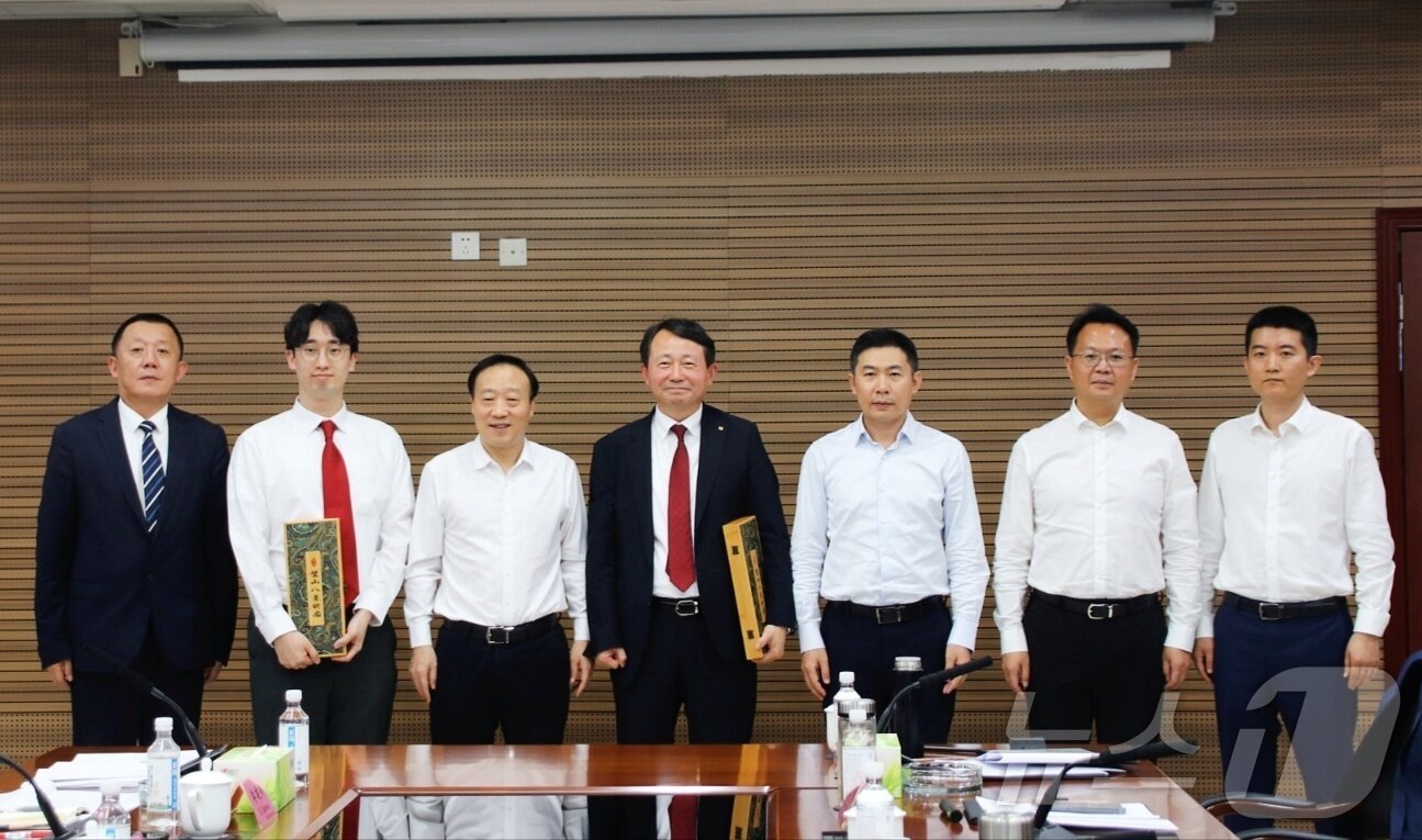 본문 이미지 - 리장웨이 중칭생명과학기술도시 총괄책임자(왼쪽 첫 번째)와 칭웬민 비산 서기(왼쪽 세 번째)와 박효철 한국특별고문(왼쪽 네 번째)이 3일 기념 사진을 찍고 있다(중싱생명과학기술도시 제공). ⓒ 뉴스1