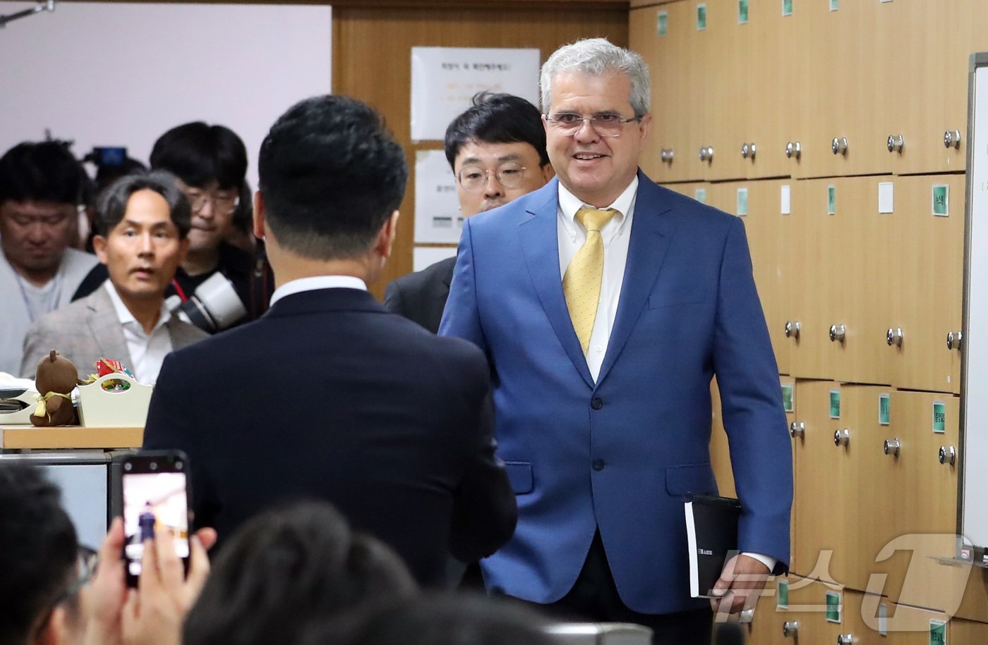 본문 이미지 - 비토르 아브레우 미국 액트지오사 고문이 7일 오전 세종시 정부세종청사 산업통상자원부 기자실에서 동해 심해 가스전 개발 관련 기자회견을 위해 입장하고 있다.  2024.6.7/뉴스1 ⓒ News1 김기남 기자