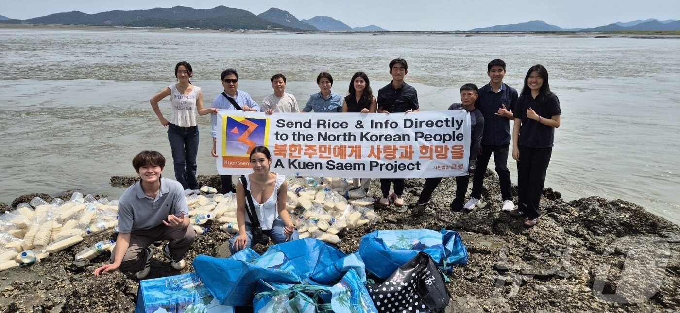 본문 이미지 - 북한에 쌀 보내기 운동을 하고 있는 사단법인 '큰샘'이 7일 오전 쌀 500㎏이 담긴 페트병을 북한 측으로 보냈다고 밝혔다.(박정오 큰샘 대표 제공)