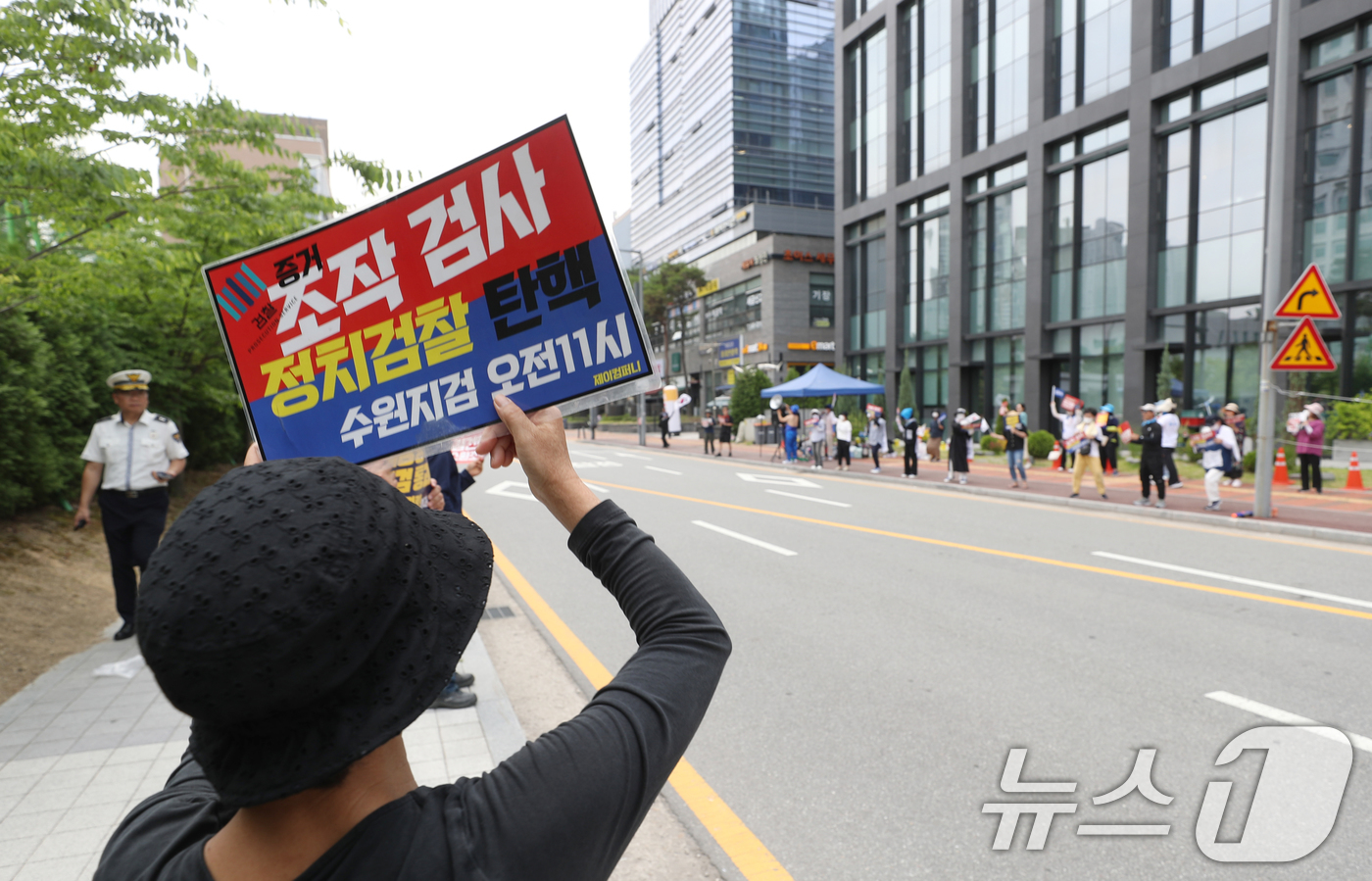 (수원=뉴스1) 김영운 기자 = '쌍방울 대북송금 의혹'으로 재판에 넘겨진 이화영 전 경기도 평화부지사에 대한 1심 선고 공판이 열린 7일 오후 경기 수원시 영통구 수원지방법원 앞 …