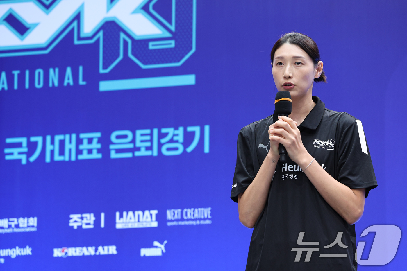 (서울=뉴스1) 신웅수 기자 = 김연경이 7일 오후 서울 송파구 잠실실내체육관에서 열린 김연경 국가대표 은퇴경기 미디어데이에서 취재진의 질의에 답변하고 있다.2012 런던 올림픽과 …