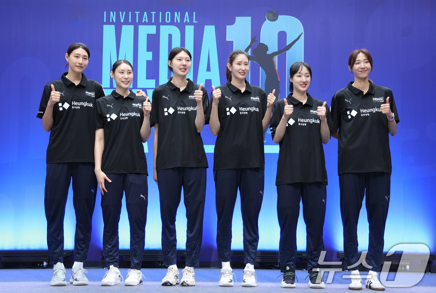 김연경&#40;왼쪽부터&#41;, 배유나, 양효진, 김수지, 황연주, 한송이가 7일 오후 서울 송파구 잠실실내체육관에서 열린 김연경 국가대표 은퇴경기 미디어데이에서 기념 촬영을 하고 있다. 2012 런던 올림픽과 2020 도쿄 올림픽 준결승 진출을 주도한 김연경은 오는 8일 은퇴경기와 9일 세계 여자배구 올스타전 이벤트 경기를 끝으로 국가대표를 은퇴한다. 2024.6.7/뉴스1 ⓒ News1 신웅수 기자