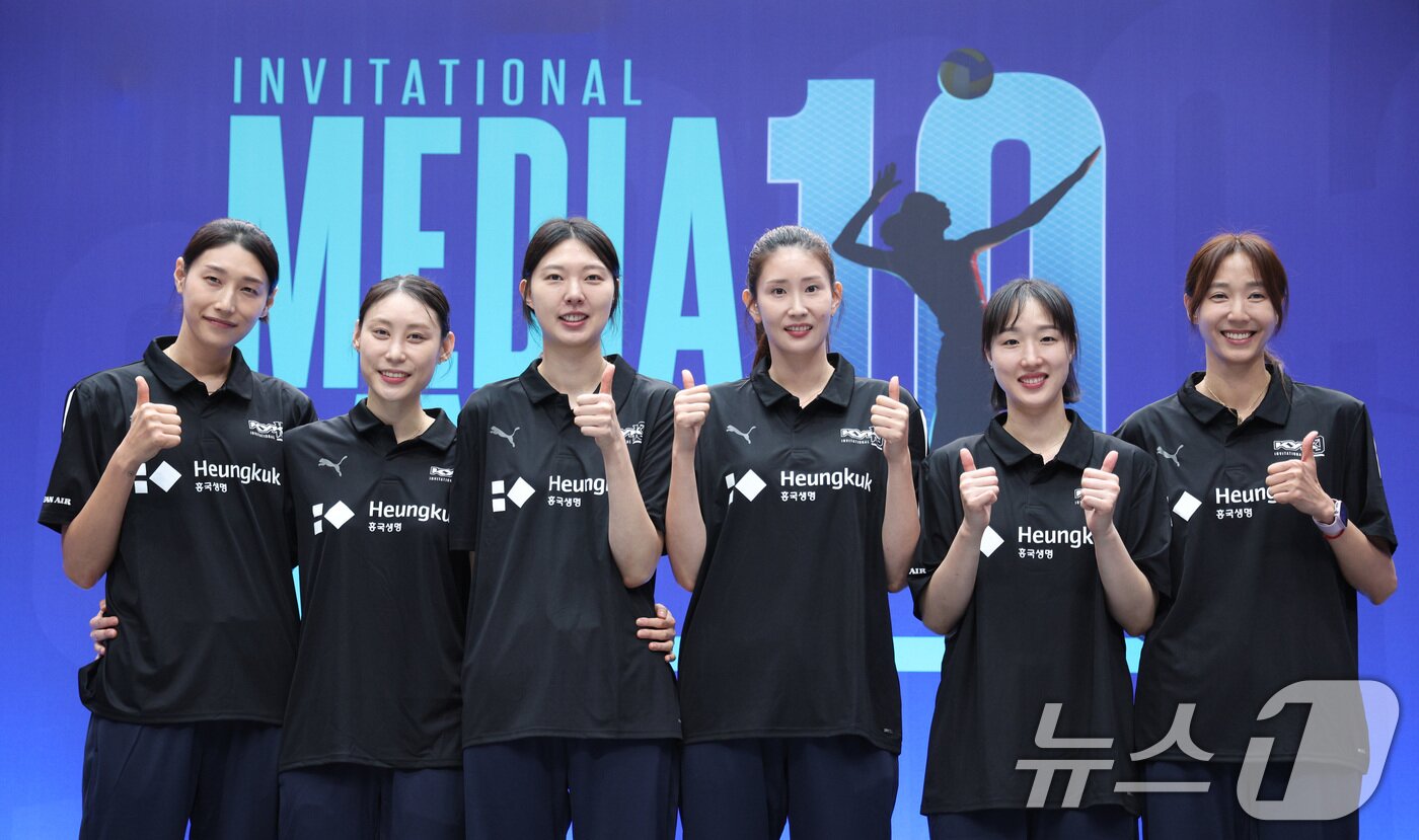 김연경&#40;왼쪽부터&#41;, 배유나, 양효진, 김수지, 황연주, 한송이가 7일 오후 서울 송파구 잠실실내체육관에서 열린 김연경 국가대표 은퇴경기 미디어데이에서 기념 촬영을 하고 있다. 2012 런던 올림픽과 2020 도쿄 올림픽 준결승 진출을 주도한 김연경은 오는 8일 은퇴경기와 9일 세계 여자배구 올스타전 이벤트 경기를 끝으로 국가대표를 은퇴한다. 2024.6.7/뉴스1 ⓒ News1 신웅수 기자