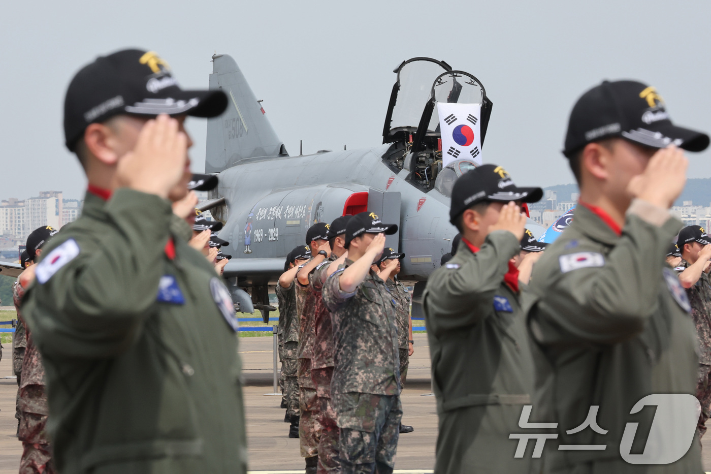 (수원=뉴스1) 사진공동취재단 = 7일 경기도 수원시 공군10전투비행단에서 열린 F-4 팬텀(Phantom) 퇴역식에서 조종사들을 비롯한 창병들이 국기에 대한 경례를 하고 있다.이 …