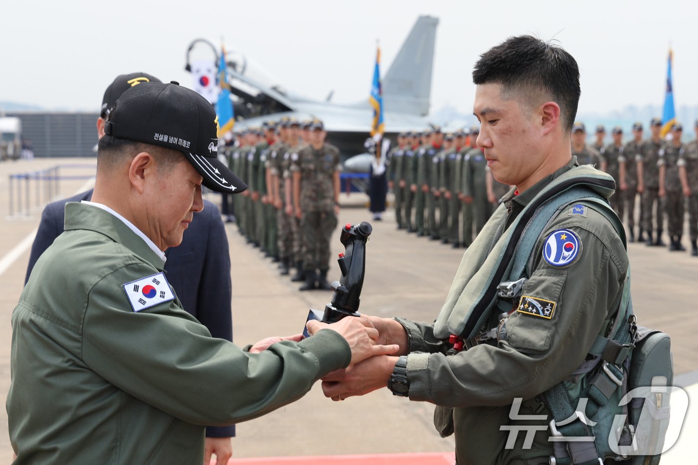 본문 이미지 - 7일 경기도 수원시 공군10전투비행단에서 열린 F-4 팬텀(Phantom) 퇴역식에서 마지막 비행임무를 마친 F-4E 팬텀 전투기 조종사가 신원식 국방부 장관에게 임무종료 보고를 하며 조종간을 전달하고 있다. 2024.6.7/뉴스1 ⓒ News1 사진공동취재단