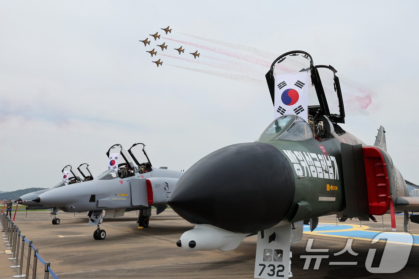 본문 이미지 - 7일 경기도 수원시 공군10전투비행단에서 열린 F-4 팬텀(Phantom) 퇴역식에서 공군 특수비행팀 블랙이글스가 화려한 공중 기동을 펼치며 멋진 비행을 하고 있다. 2024.6.7/뉴스1 ⓒ News1 사진공동취재단