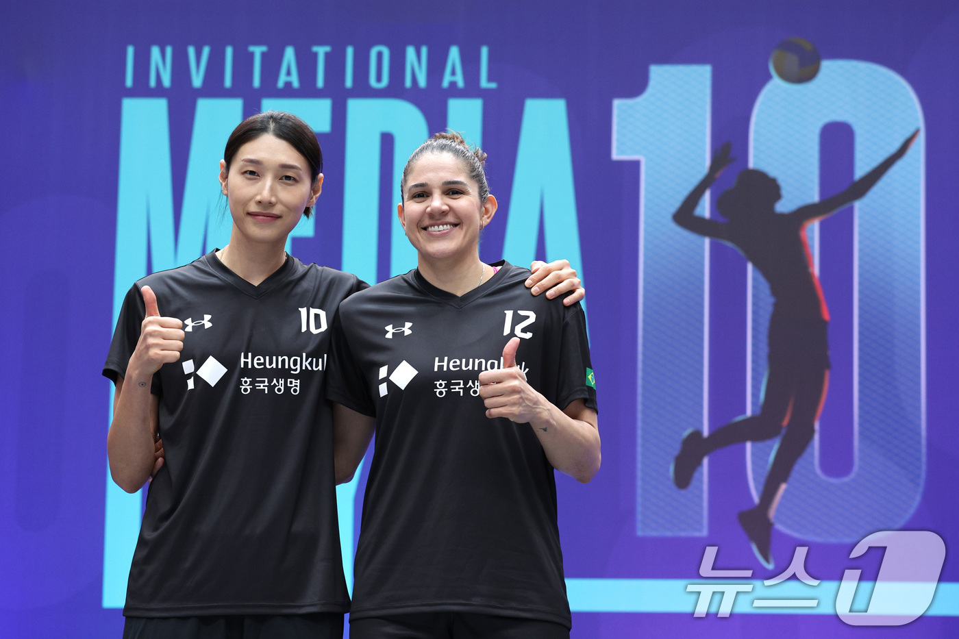 (서울=뉴스1) 신웅수 기자 = 김연경이 7일 오후 서울 송파구 잠실실내체육관에서 열린 김연경 초청 세계여자배구 올스타전 미디어데이에서 나탈리아 페레이라와 기념 촬영을 하고 있다. …